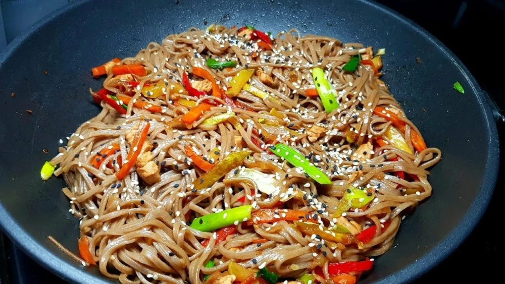 Лапша Соба с курицей и овощами в соусе терияки вес.