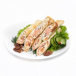 Рулетик блинный с лососем вес.