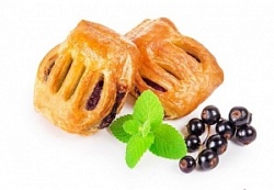 Слойка с черной смородиной вес