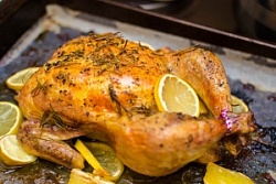 Курица запеченая с лимоном и травами вес.